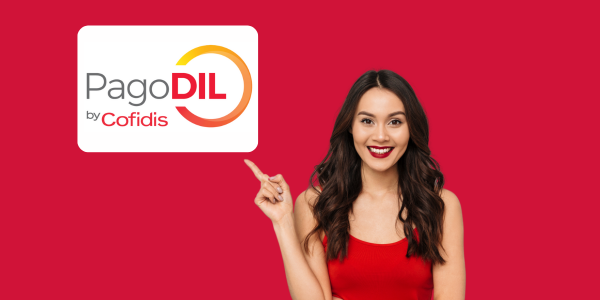 Dilazione-di-pagamento-PagoDIL Una donna sorridente con lunghi capelli scuri e un top rosso indica il logo PagoDIL by Cofidis su sfondo rosso.